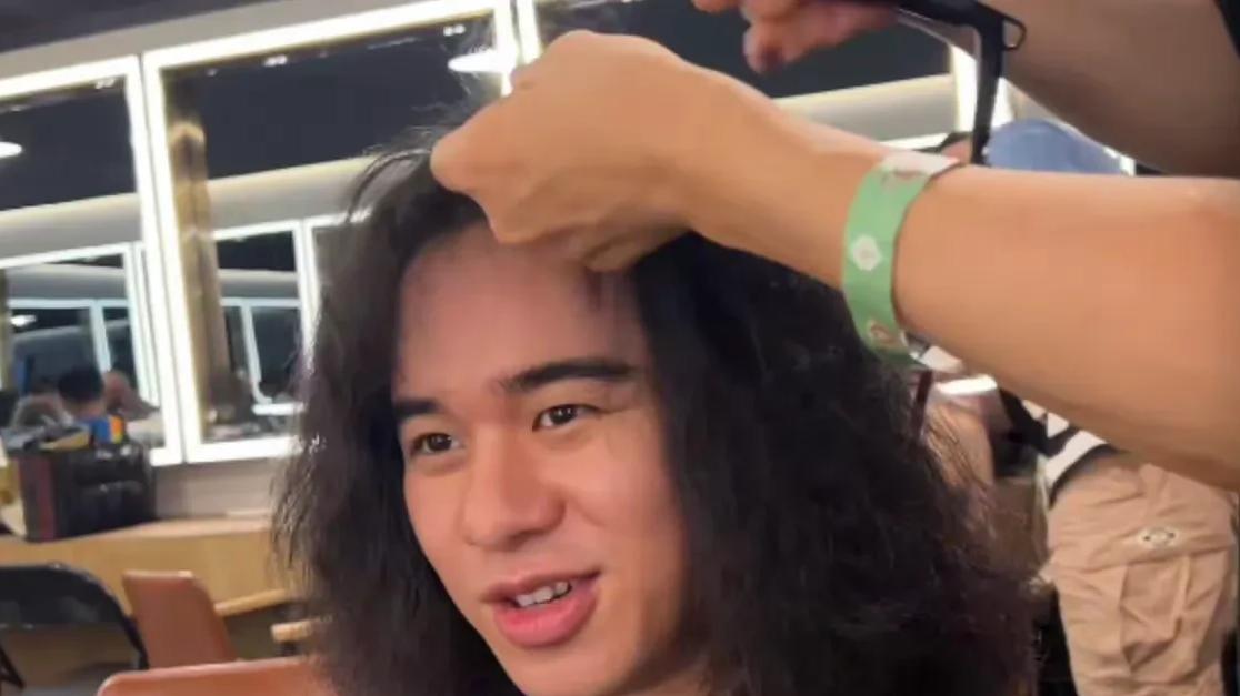 曾比特 曾比特看着镜子中的自己，有点尴尬地说：“这个发型很有趣啊，我这辈子都没有玩过