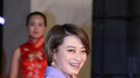 梅婷真是中年女性标杆，一身紫色知性又优雅，配短发尽显成熟魅力