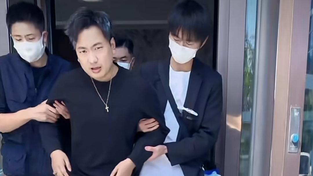 海来阿木|歌手海来阿木意外摔伤，行动不便需要两人搀扶，一瘸一拐表情痛苦