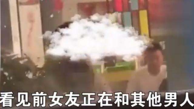 河南男子撞见前女友和其他男人吃饭，忍不住落泪，网友：学会放下