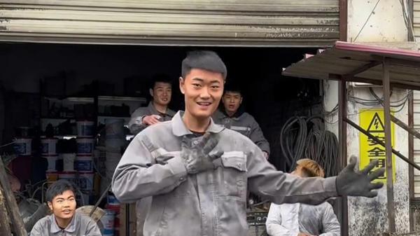 玩手机还不如跳舞！00后修车小伙带工友跳街舞火了
