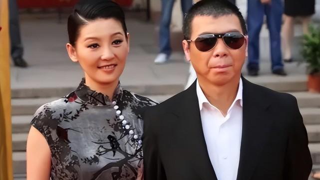 冯小刚|冯小刚夫妇被曝定居美国，以6100W出售国内房产，18岁养女罕露面