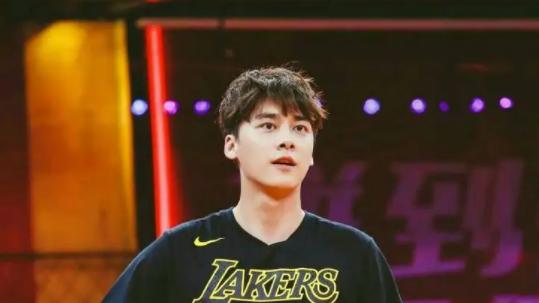 李易峰|曝CBA三字大牌球员与李易峰一同买春，或为国家队主力核心