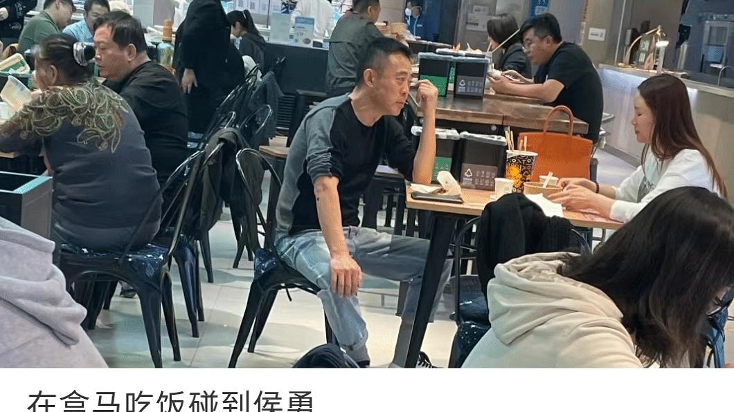 |侯勇携3婚妻子超市就餐，女方素颜难掩美貌，桌上14万名牌包抢镜