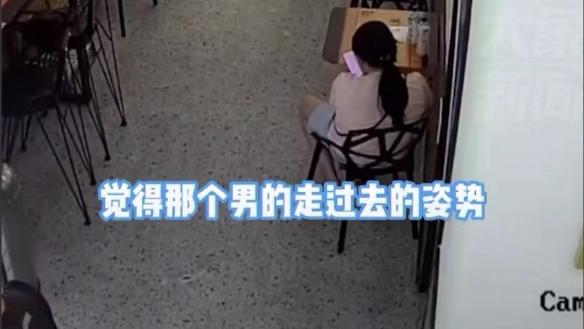 湖北宜昌。一名穿着短裙的女孩在便利店的座椅上休息玩手机