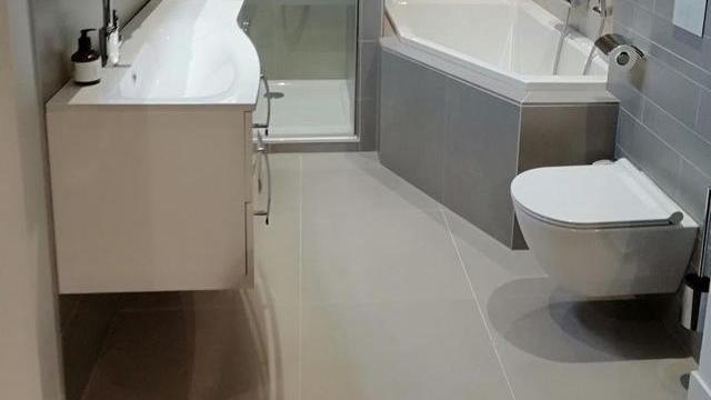 淋浴房砌半墙做隔断，另一头装洗漱区，不是没事干，而是真实用！