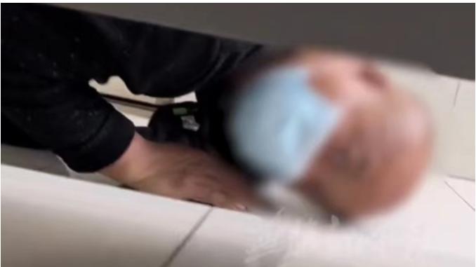 湖北恩施。一女子进入写字楼的公共厕所如厕，不过刚刚蹲下，就察觉外面有些不对劲