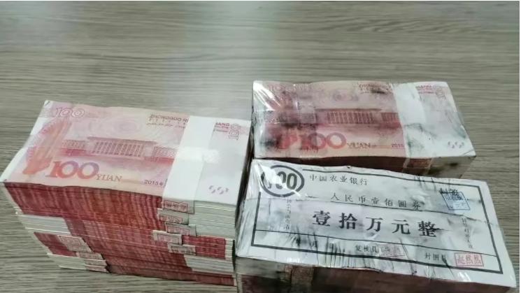 江苏南京，一男子为讨女友欢心，用30万元“训练币”买车送给女友