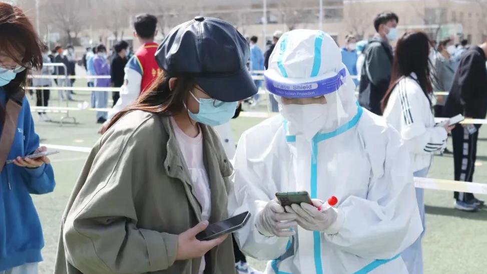 学校没退烧药，儿子求助老爸，老爸豪横邮寄三公斤：吃不了给同学