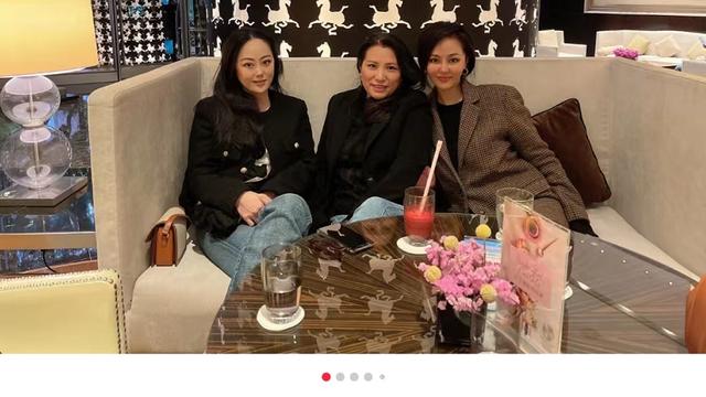 |59岁章小蕙长居上海，近照头发乌黑浓密显年轻