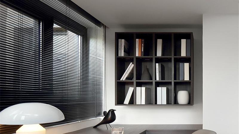 129平现代风三居室，白色的背景墙搭配白色木质电视柜，百搭实用