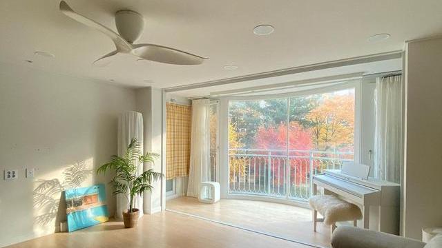 180一楼，客厅大到能打地铺，一家人在这躺着看电影，太幸福了！