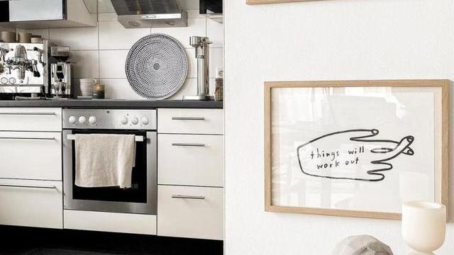 水泥灰墙的白色房子，别致的露台随意的画，与家一起的时光很舒服