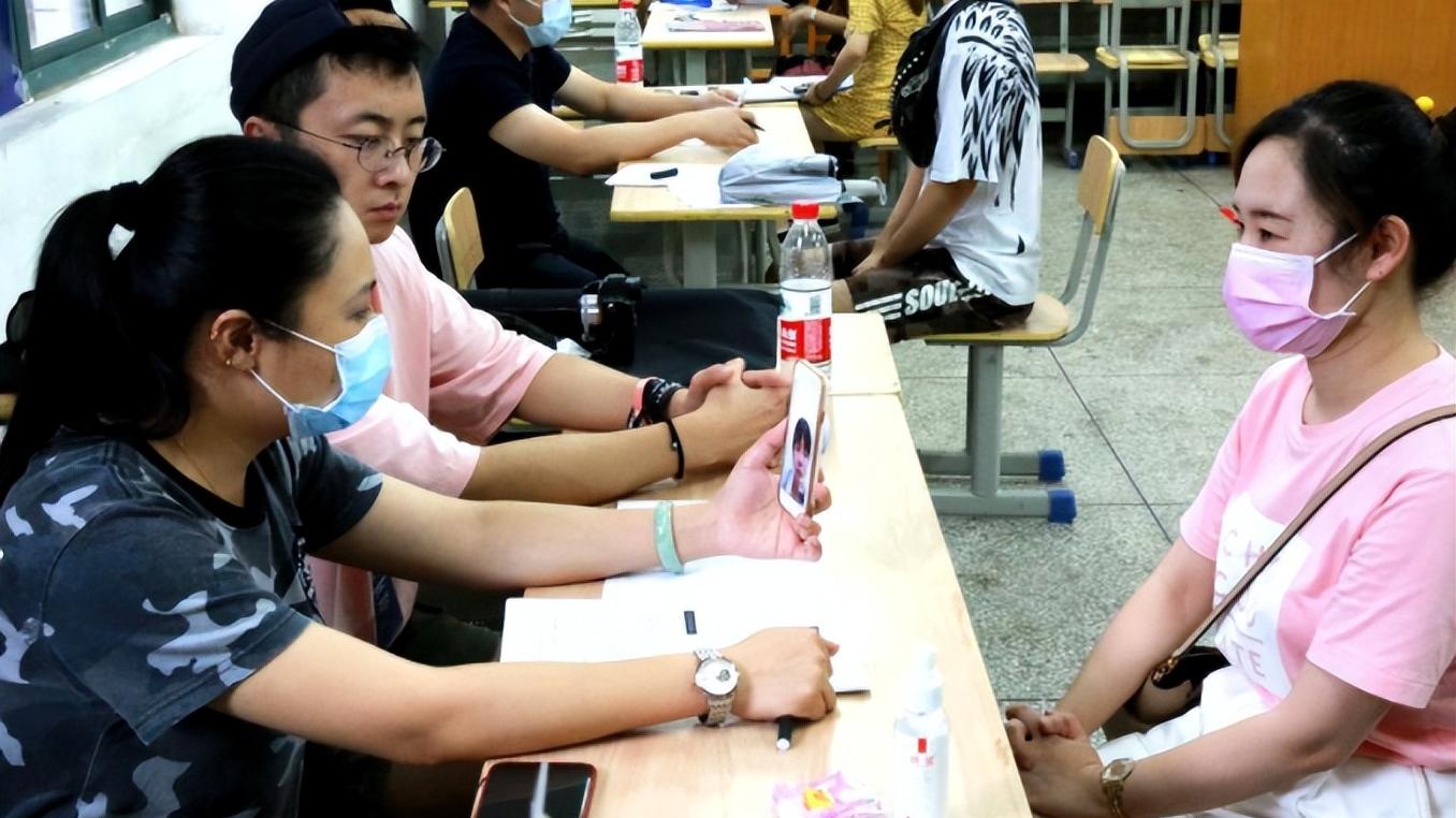 大学生|大学生面试被问：什么东西左手能拿，右手却不能？2个字成功入选