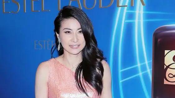 郭晶晶|郭晶晶终于像个阔太！穿紧身裙不再隐藏身材，钻石加持更高贵华丽