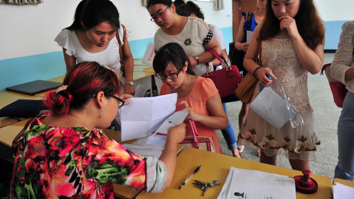 教师|中小学教师招聘开始了，五险二金有编，报名有3个硬性条件！