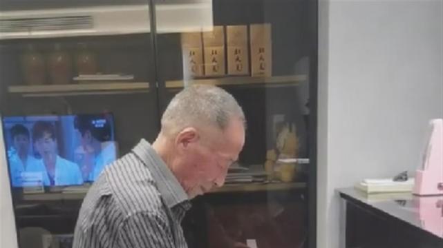 73岁大爷酒后即兴弹钢琴，儿子：他种了一辈子地，不知还会这一手!