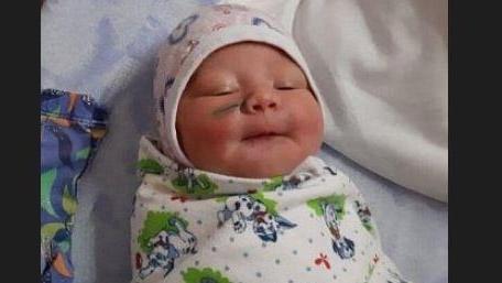 19岁女子剖腹产，医生竟一刀划进女婴小脸，伤口深见肉她当场吓哭