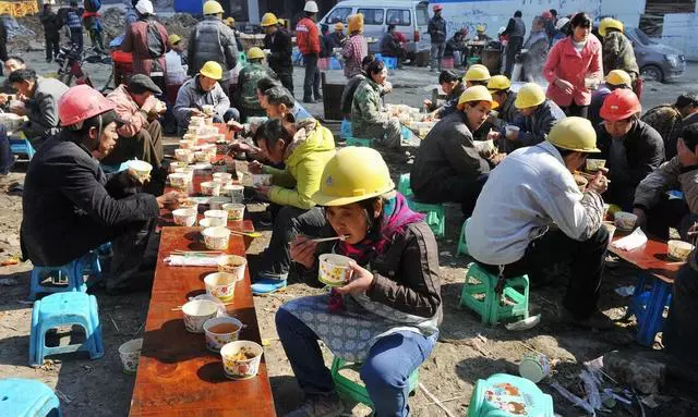 工地承包食堂，200个民工每人每天30元餐费，1年能挣50万吗？