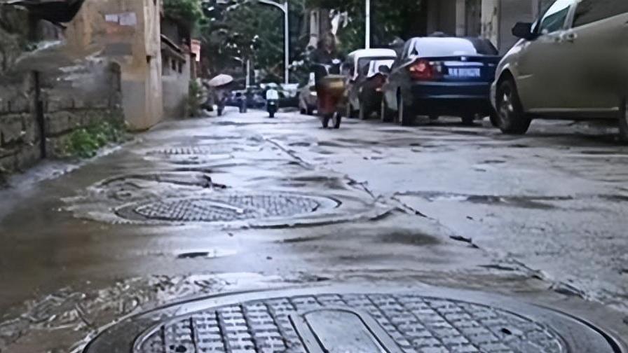 女教师被人推进窨井后脱光衣物做绳子，60小时后自救成功