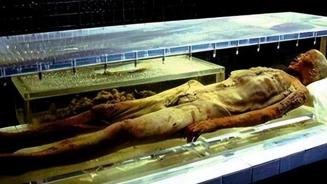 1975年，湖北出土千年不腐男尸，全身赤红口含玉印，身份至今成谜！