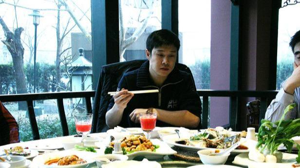 英国|饭局上领导说“帮我挪下菜”：用意有三个，但不是为了“耍官威”