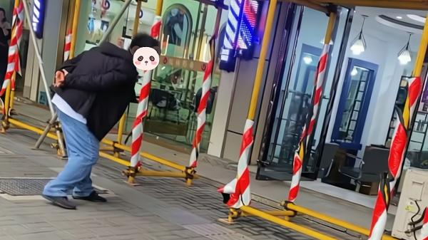 空间站 男子理完发嫌太丑，在店门口骂了半小时，网友：做了我不敢做的事