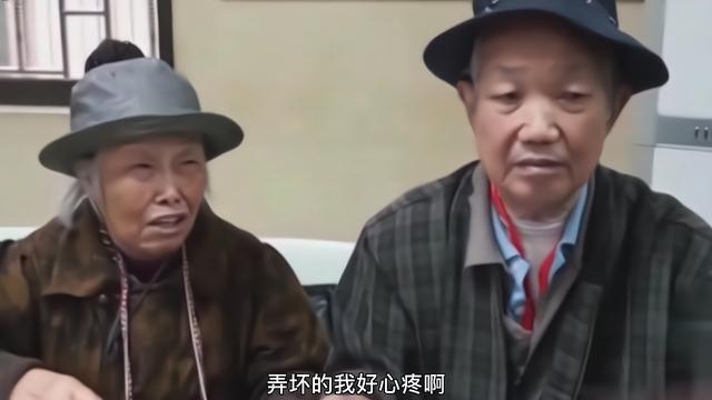 母亲让儿子上交工资，不给就写广告侮辱儿子和儿媳，儿子妻离子散