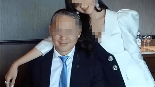 2018年，56岁富豪包养21岁女学生，因其特殊癖好致子宫受损酿血案