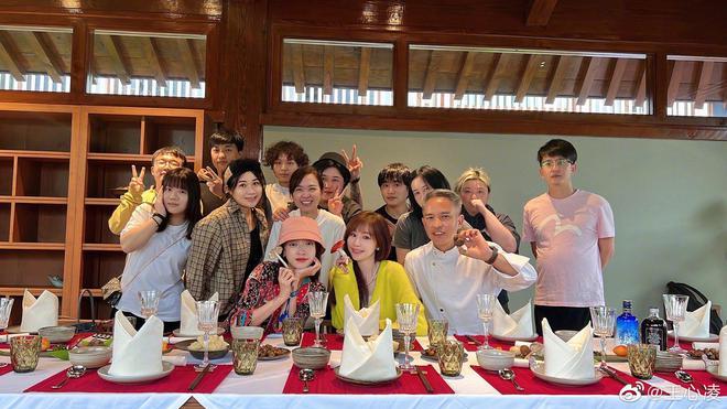 王心凌|王心凌分享40岁庆生照 手捧鲜花与吴谨言等人合影