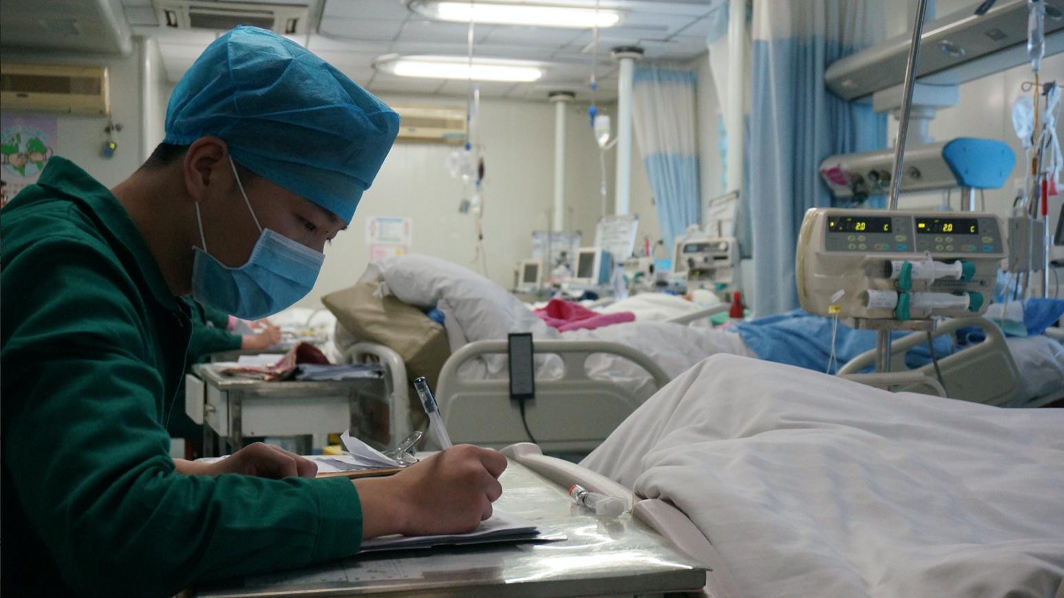 护士|男生也能学护理学，毕业后找工作很吃香，竞争力比女生还强