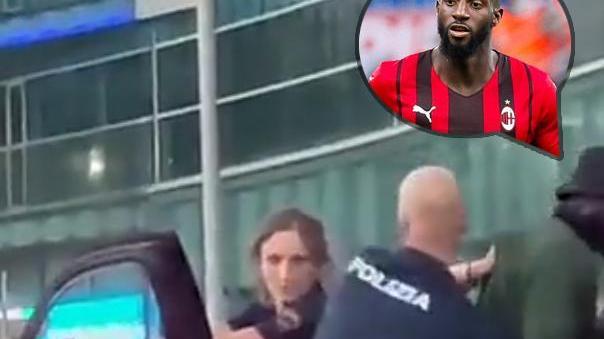 巴卡约科|米兰黑人球员巴卡约科在街头遭警方强行压制搜身，后被告知搞错了