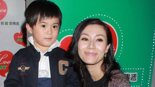 李嘉欣|牛仔短裤搭配黑色丝袜，李嘉欣的别样辣妈气质，网友：好美！