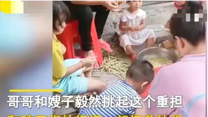 江西宜春，小叔子夫妻一起洗澡不幸煤气中毒去世，留下8个孩子无依无靠！大嫂咬牙挑起重担