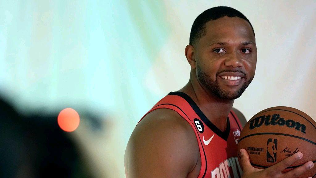 雄鹿队登顶东部榜首，送出3换1方案报价火箭队戈登，目标总冠军？