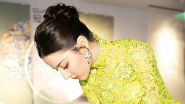 迪丽热巴|迪丽热巴绝美旗袍露背装，蝴蝶骨亮眼