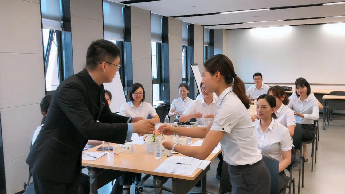 |“少来套近乎”，董明珠被女子“搭肩膀”，随后黑脸满是不悦