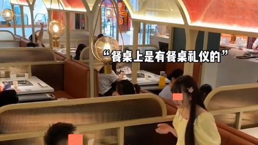 男子和相亲对象吃饭，嚼菜发出声响，女子愤然离席：太没教养了
