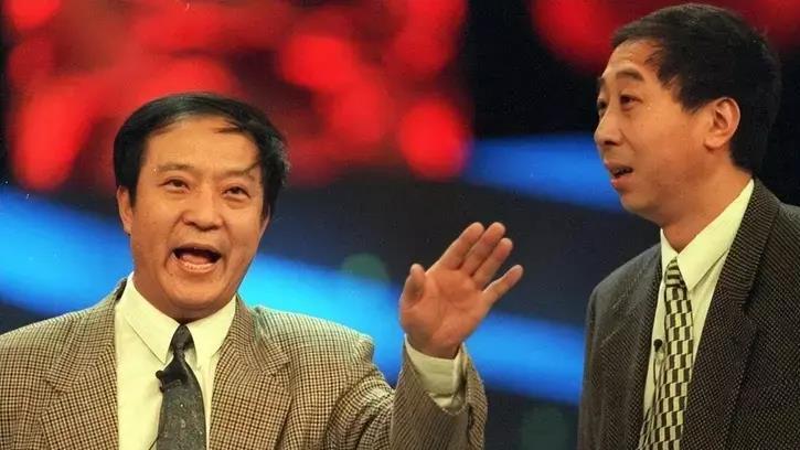 牛群|牛群：58岁妻离子散，64岁在节目中晕倒，离开冯巩后的他有多惨？