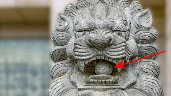 石狮子嘴里的石球是怎么放进去的？