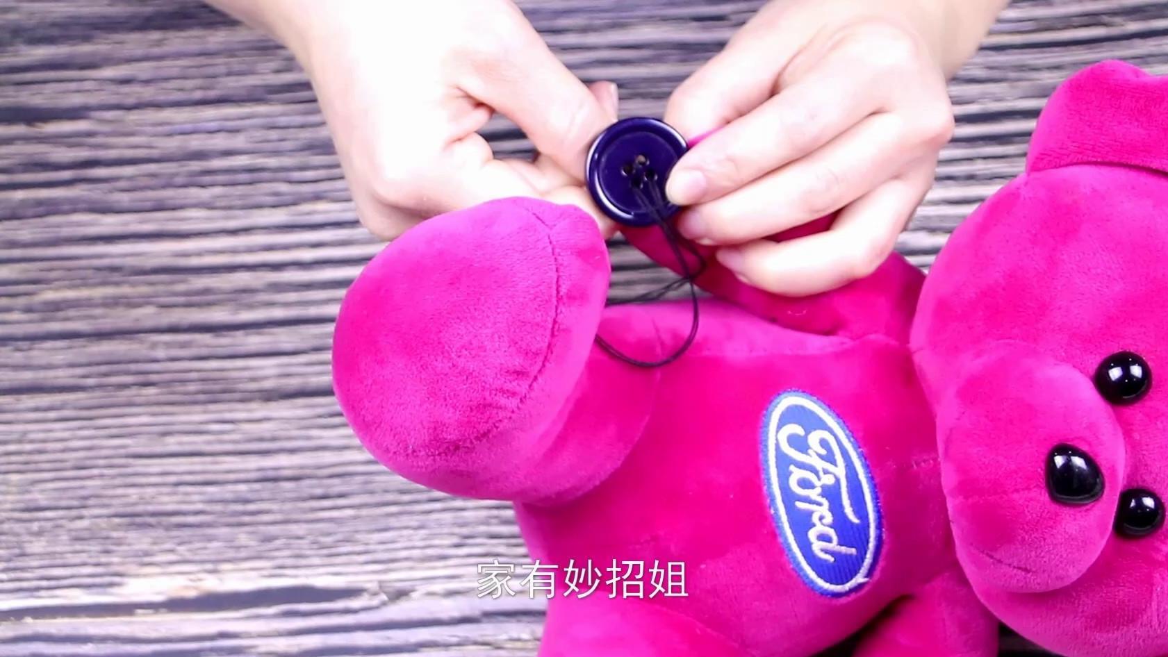 教你一招，把娃娃当做窗帘的束带使用，既美观又实用