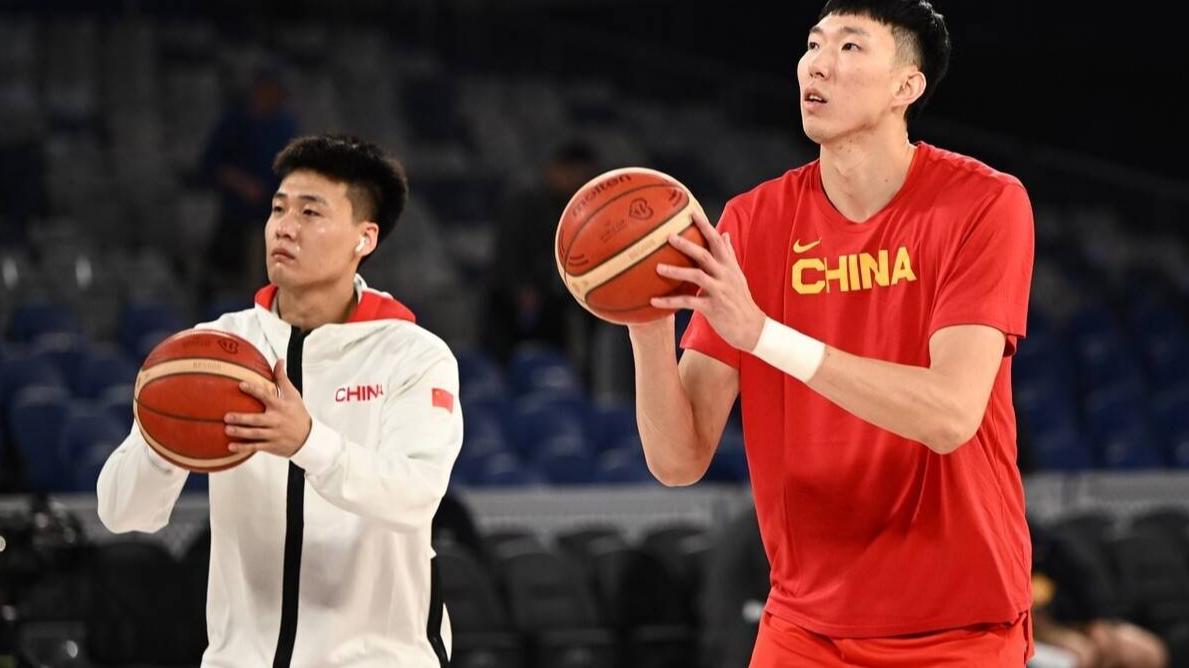 中国男篮|下午2点，国际篮联压哨喜讯，球迷沸腾了