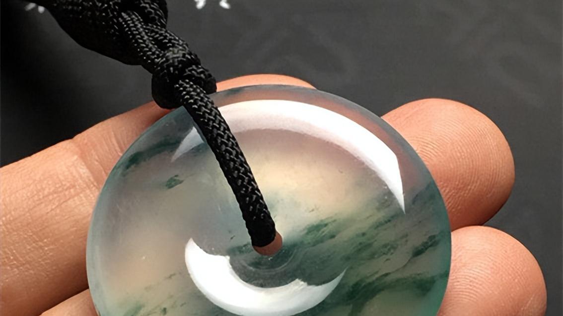 翡翠|翡翠平安扣获得的认同感和这些细节有关！