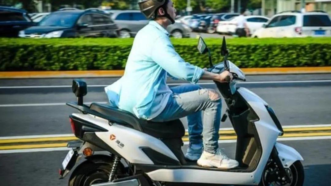 河北一男子老婆与他人在车上偷情，被捉后无动于衷，男子怒而捅伤二人