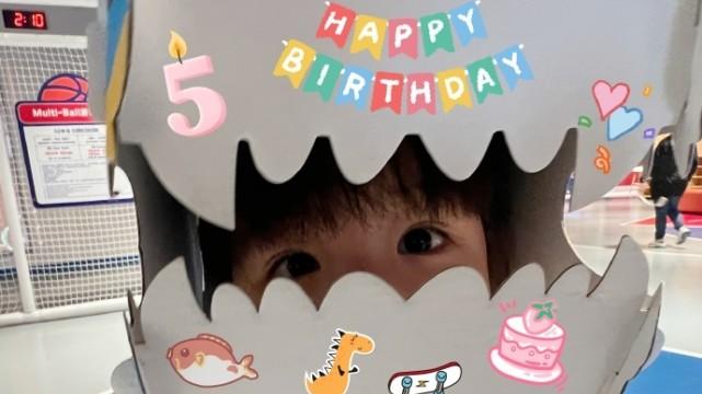 万茜|万茜为女儿庆生高调秀幸福，首晒女儿正脸好漂亮，双眼皮大眼睛