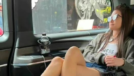 |73岁王薇薇带男友逛街，清场奢侈品，身材不输小花，太年轻了！