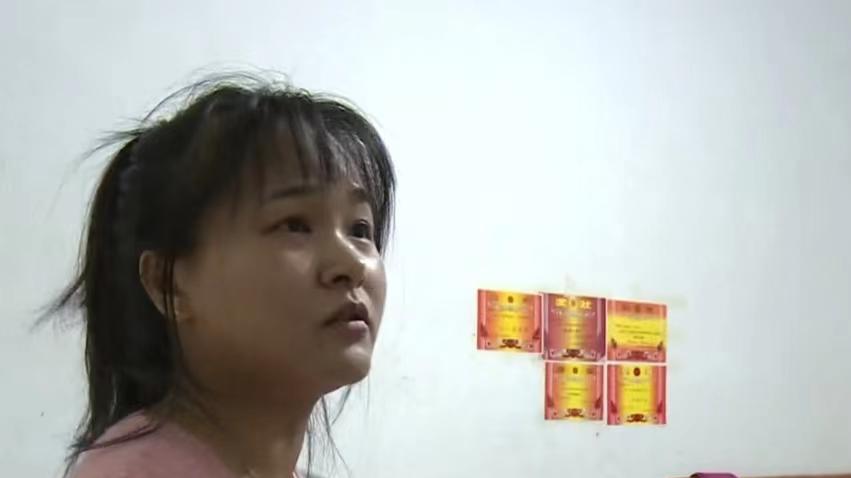 因没生儿子，男人骂妻子是母猪，把母女撵走，去世后女儿不愿送终