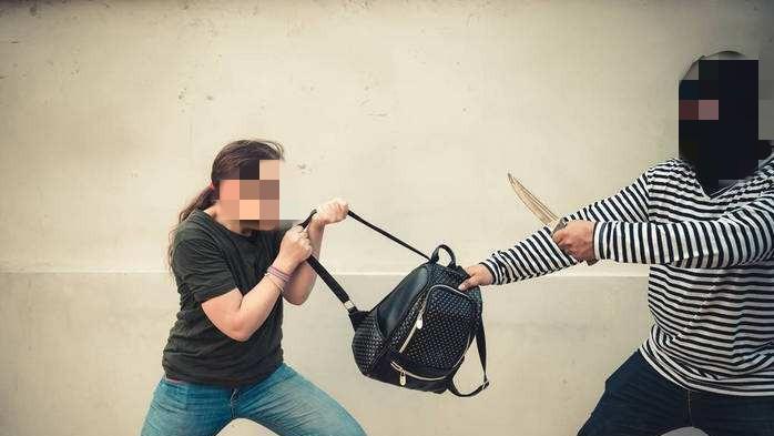 2008年，69岁老人抢劫被捕，3个月胖10斤，被判2年不满：至少5年