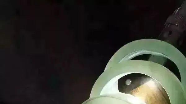 翡翠|一块黑乌沙皮的莫西沙翡翠原石，冰种飘花手镯取到手软！