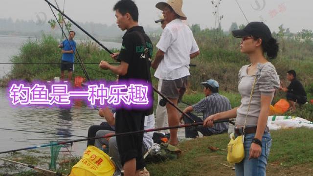 |丈夫去钓鱼，妻子跟着发现有美女陪着喝小酒，一脚把丈夫踹河里